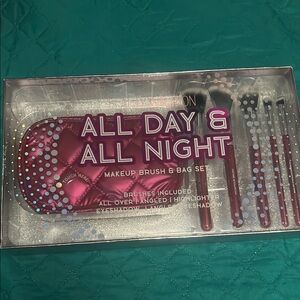 Revolution All Day & All Night Makeup Brush & Bag Set - Pink